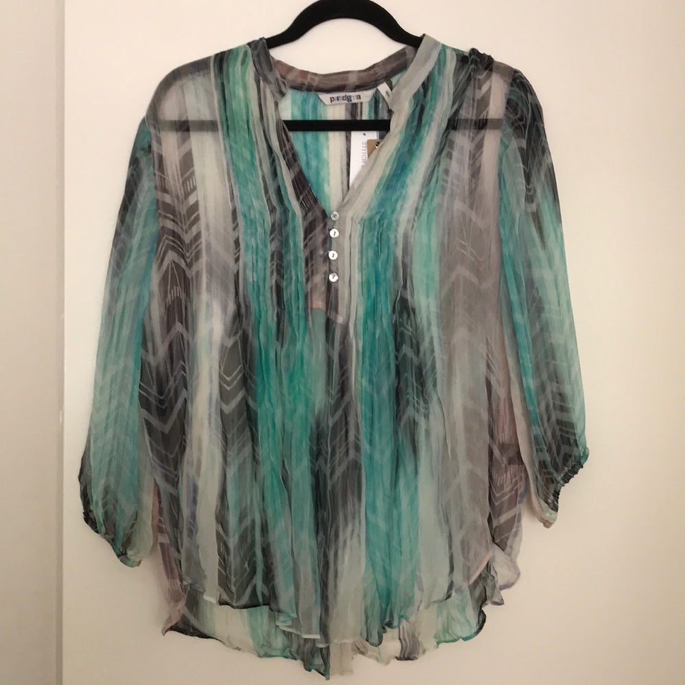 Mid length sleeve button up shirt